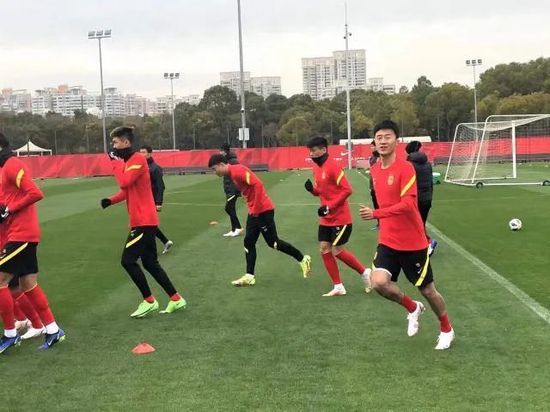他把她按在浴室里撞击h